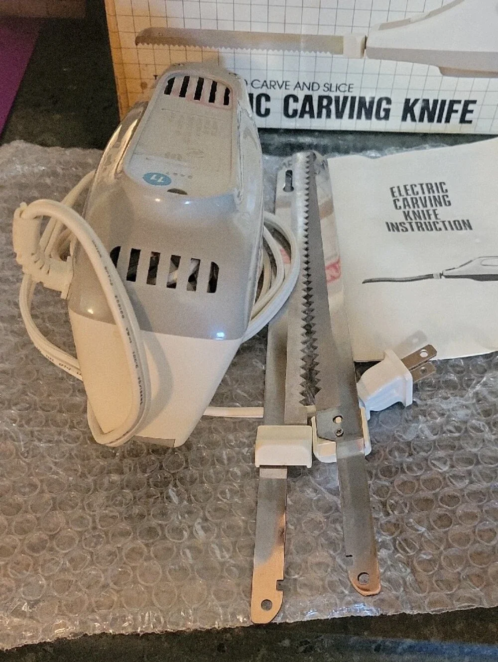 Vtg.PomtRex Electric Carving Knife - White .